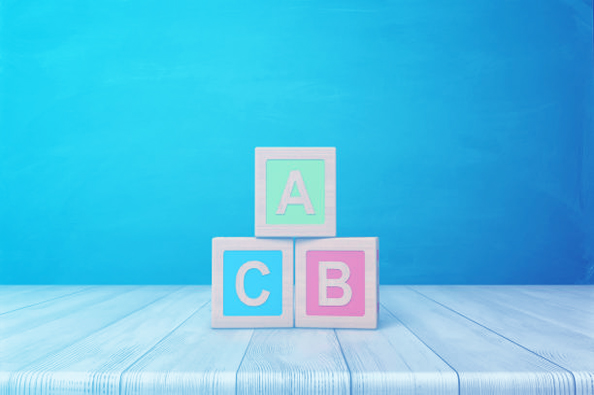 Cubos de madera con las letras A, B y C