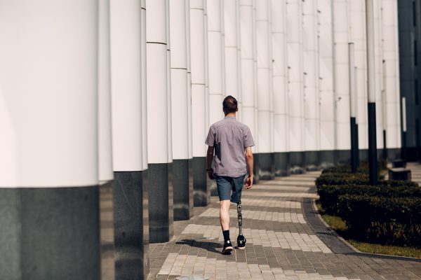 Persona con prótesis en la pierna caminando