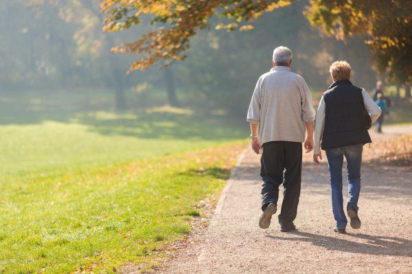 Dos personas mayores de espalda, caminando